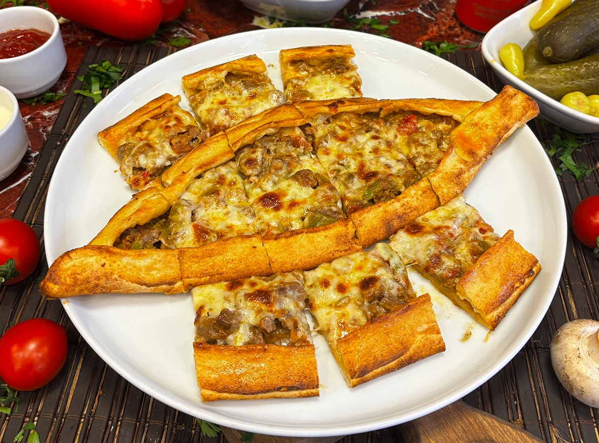 Kuşbaşılı Kaşarlı Pide