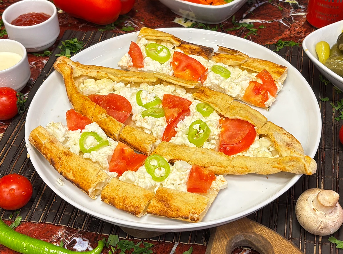 Peynirli Domatesli Pide